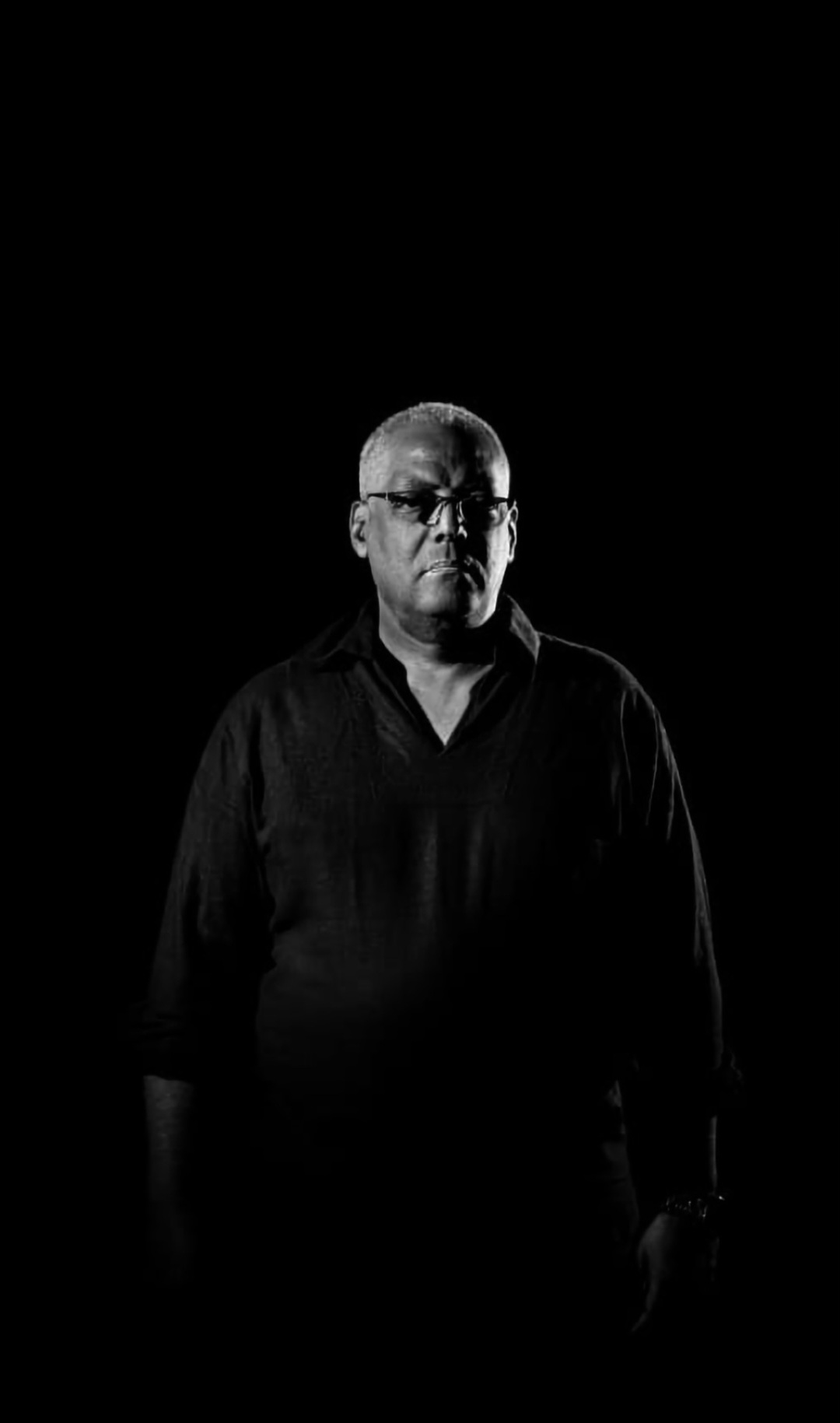 Retrato de Víctor Alexis Puig López en estudio — fotografía B/N fondo negro