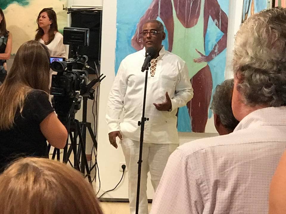 Víctor en la inauguración con cámaras de TV